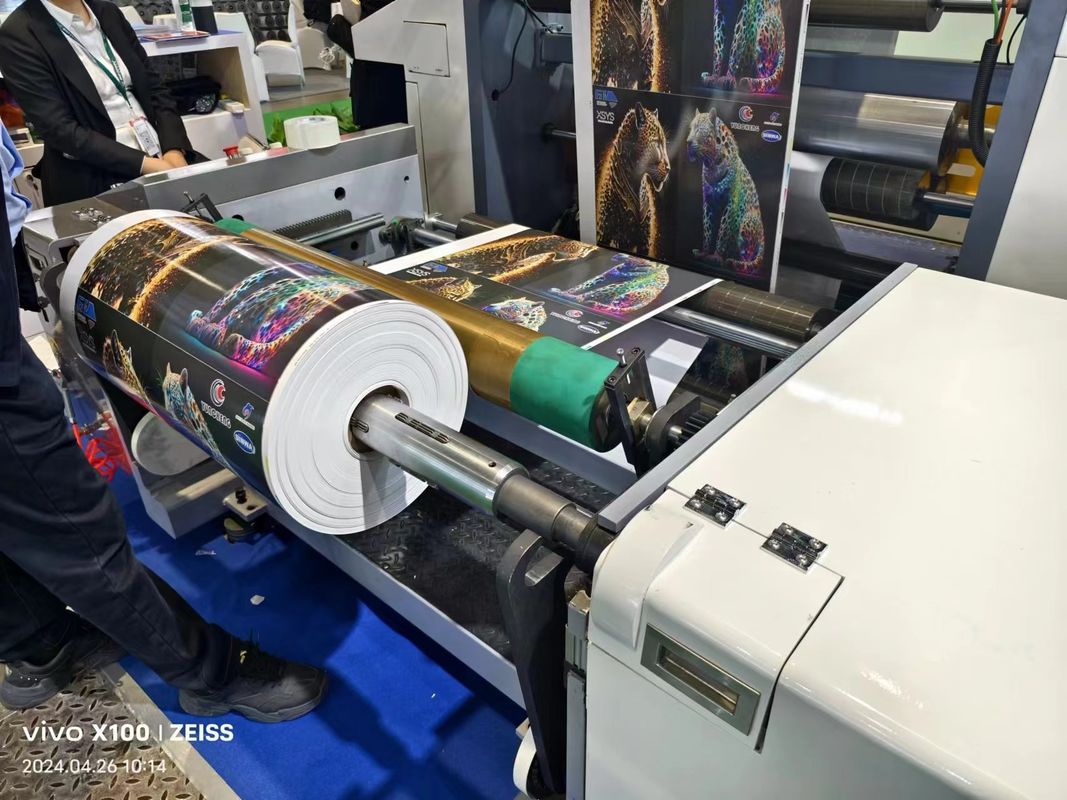 Các cuộn mực tách khỏi cuộn in trên máy in Flexo loại tay áo