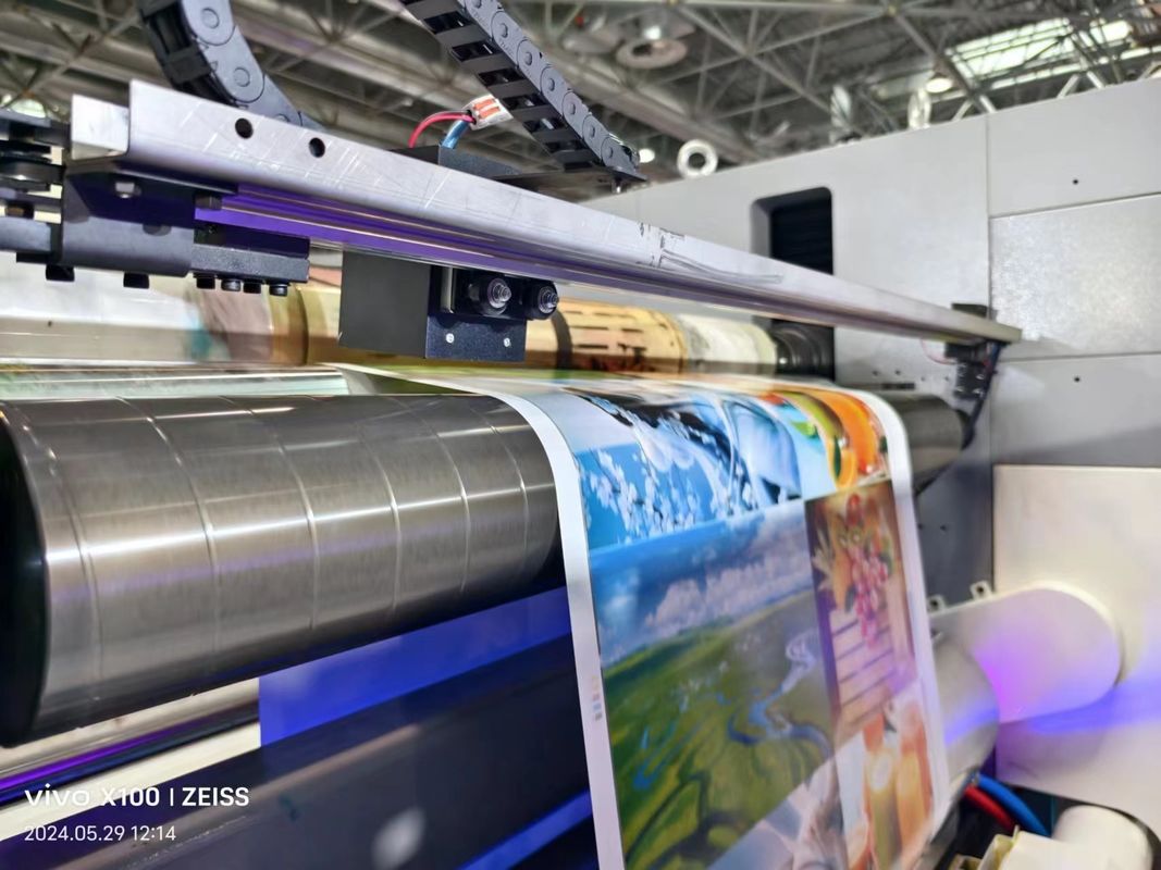 Máy in UV Servo Flexo 1350mm Cốc giấy cuộn cuộn Chế độ mới Máy in thẻ In-line Gear Nhà máy in